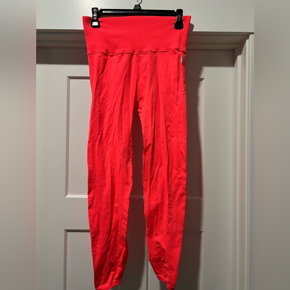 Free People Movement leggings
High Rise Good Karma
Bright neon orange/coral
M/L